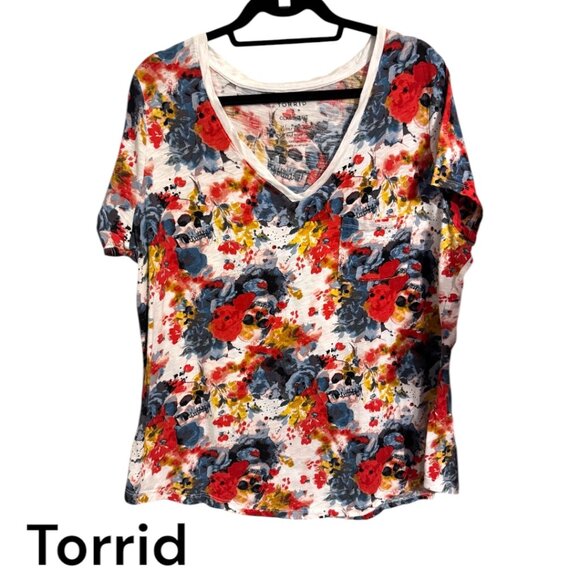 Torrid Tops - ❤️TORRID SKULLS & FLOWERS PRINT V-NECK TEE 1X/2X #C